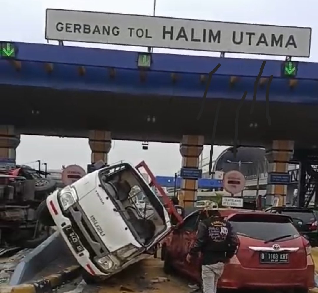 Detik-detik Kecelakaan di Pintu Gerbang Tol Halim Utama