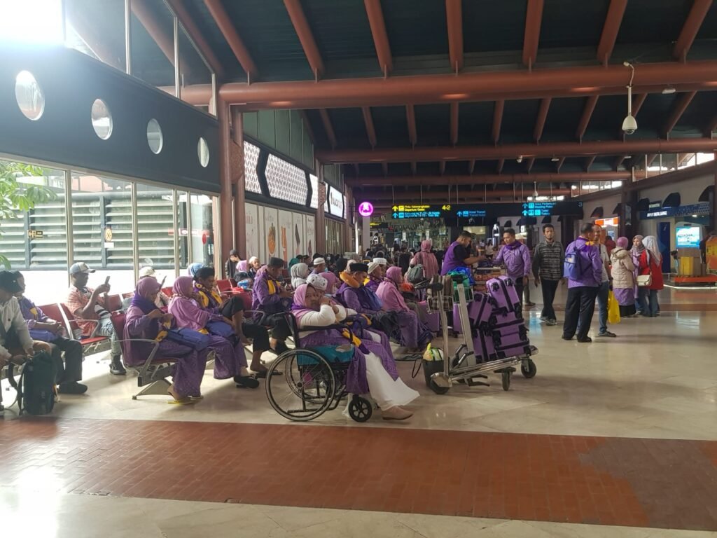 Jamaah umroh yang sedang menunggu keberangkatan di Bandara Internasional Soekarno-Hatta. Dok: Istimewa.