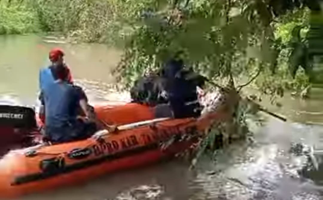 Proses Pencarian Anak yang terbawa Arus Kali Cirarab