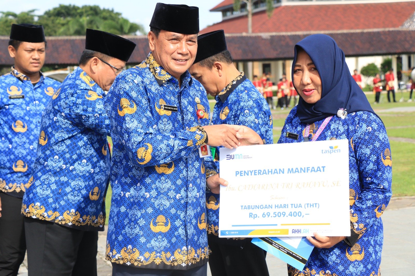 Sekda Maesyal Rasyid Serahkan Tabungan Hari Tua kepada ASN
