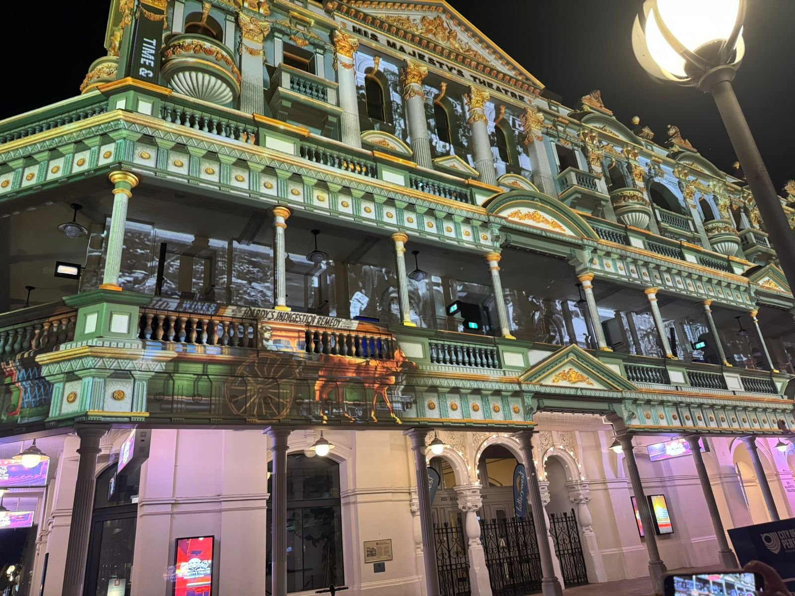 Melihat dari Dekat His Majesty’s Theater di Jantung Kota Perth yang Ikonik
