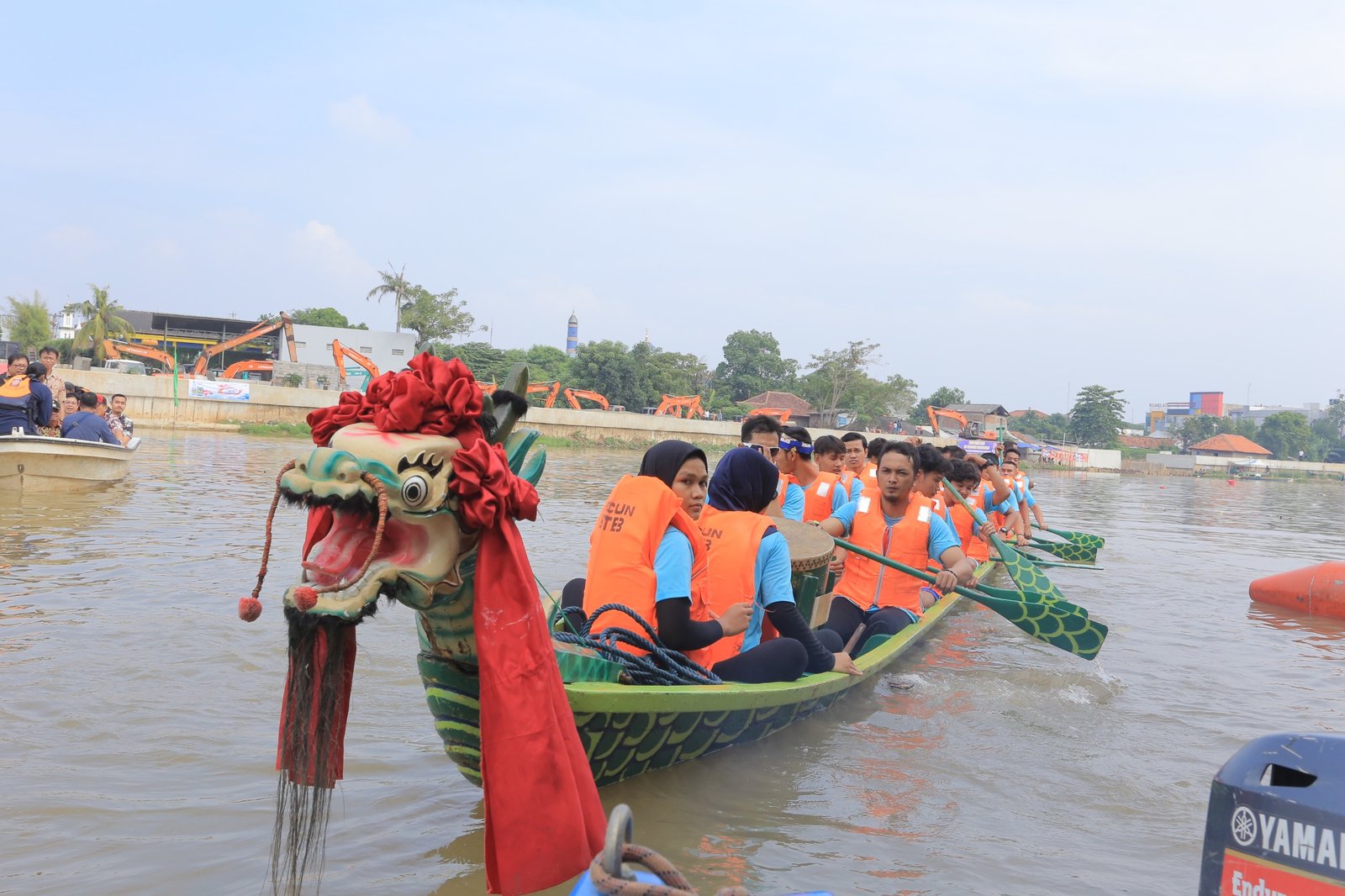 Suara Biduan Lilis Suryani Lewat Tembang Nonton Peh Cun Mewarnai Lomba Perahu Naga