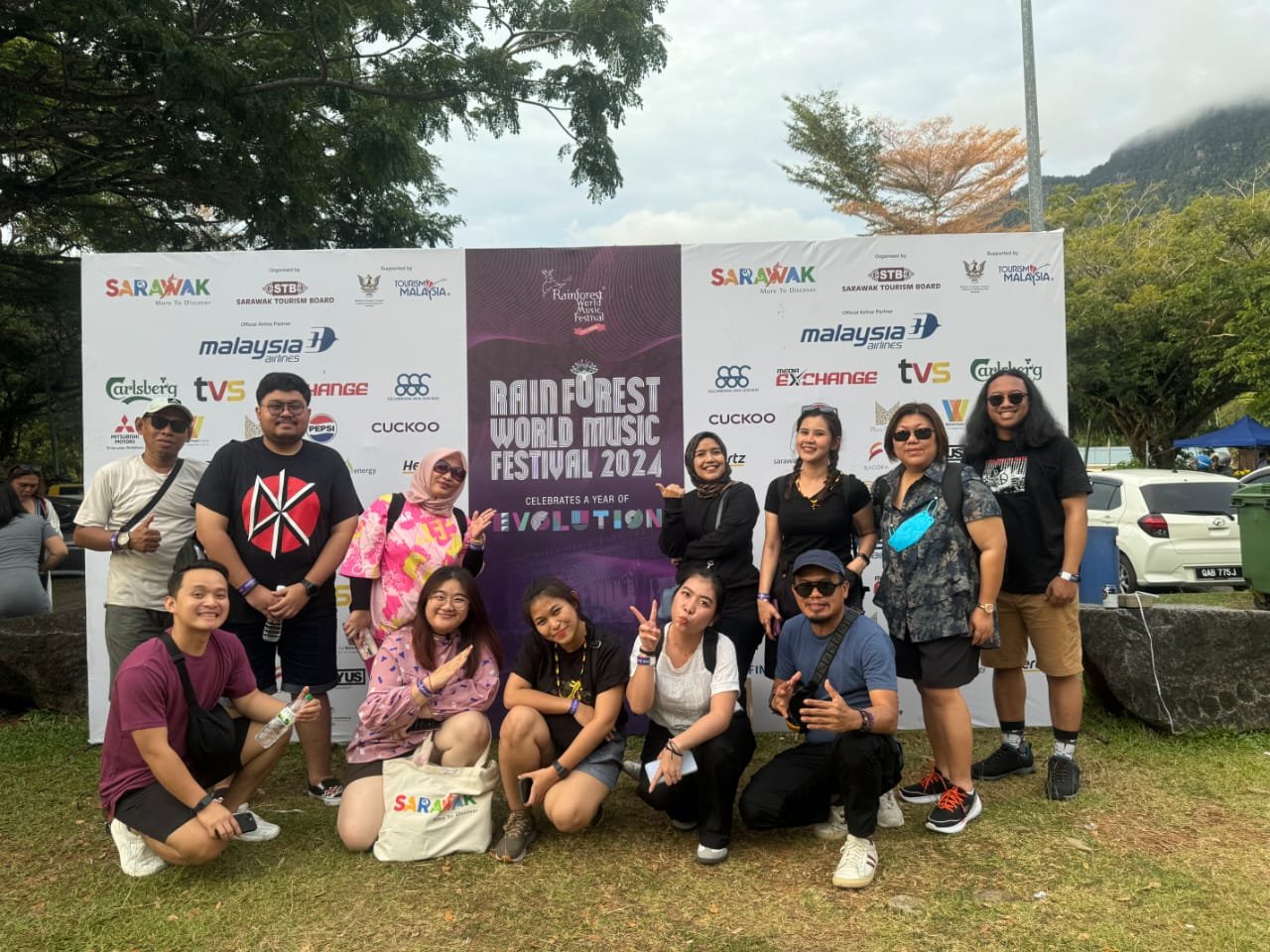 Serunya Nonton Rainforest World Music Festival 2024 di Sarawak Pakai Jas Hujan