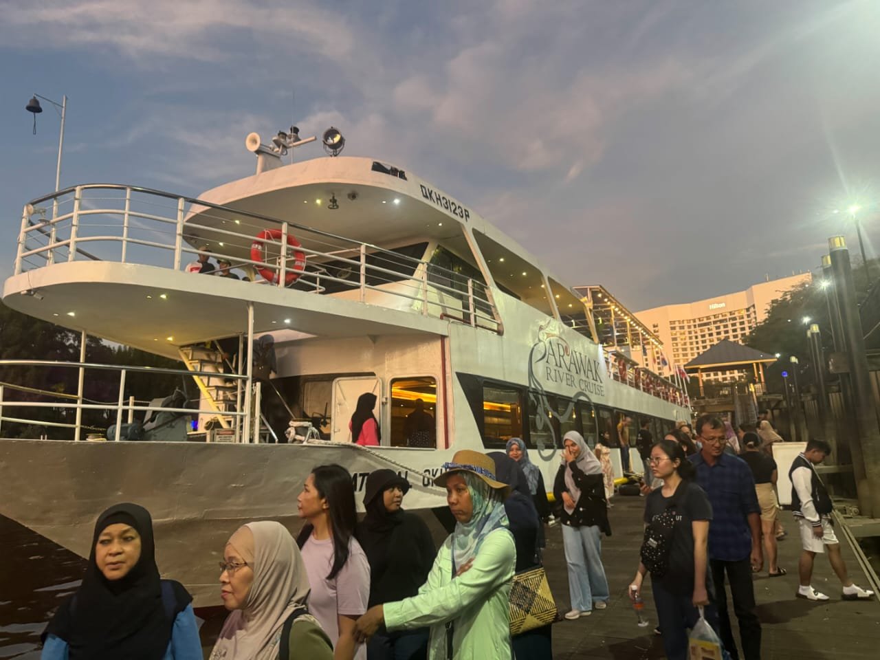 Sensasi Berkeliling Kota Kuching Sarawak dengan Kapal Pesiar