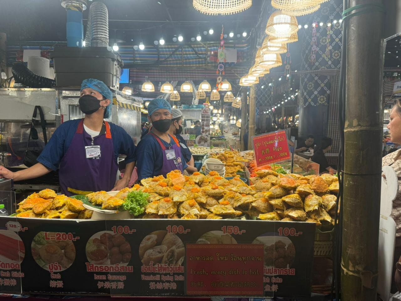 Mencicipi Ragam Makanan di Pusat Jajan Sook Siam Thailand