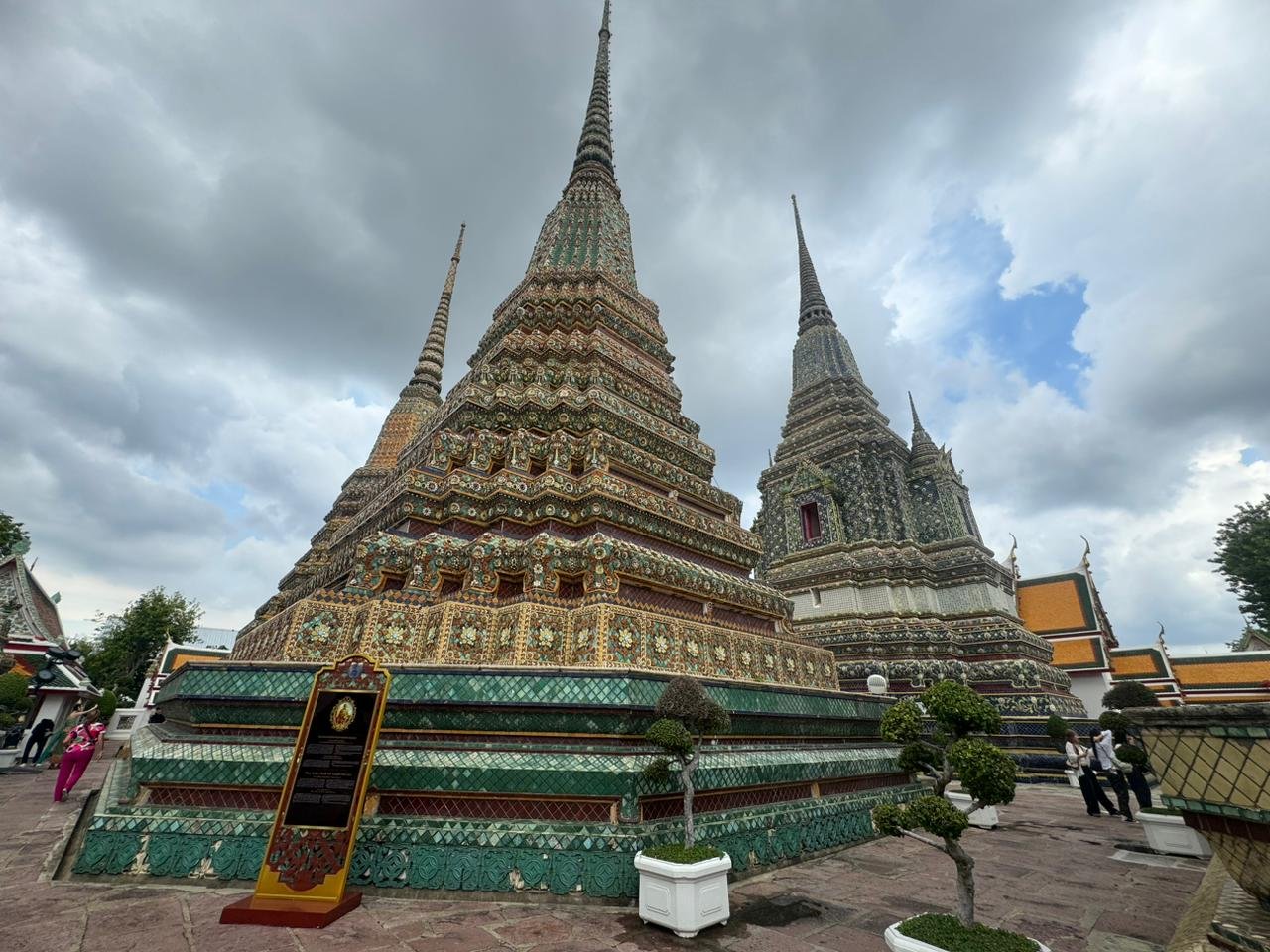 Mengunjungi Candi Wat Pho di Thailand, Melihat Patung Buddha Berbaring Sepanjang 46 Meter