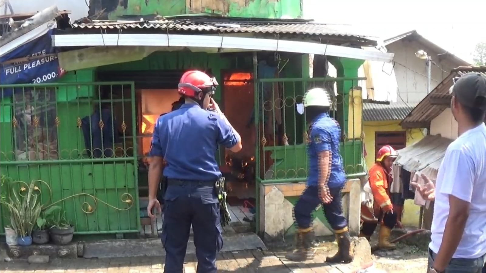 Diduga Lupa Matikan Kompor Ditinggal Kondangan, 3 Rumah Semi Permanen Ludes Terbakar